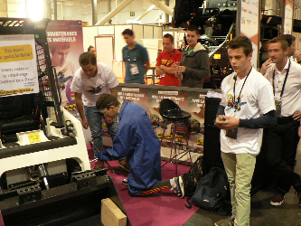 Le stand de promotion des métiers et formations de la Maintenance des matériels a connu un vif succès auprès des collégiens